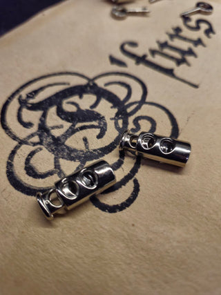 Drawstring toggle