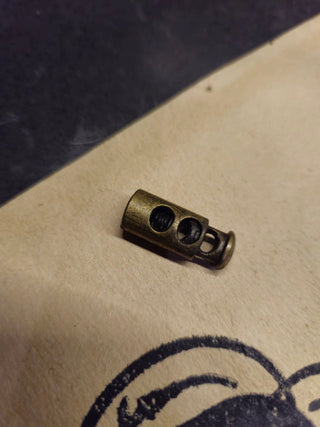 Drawstring toggle